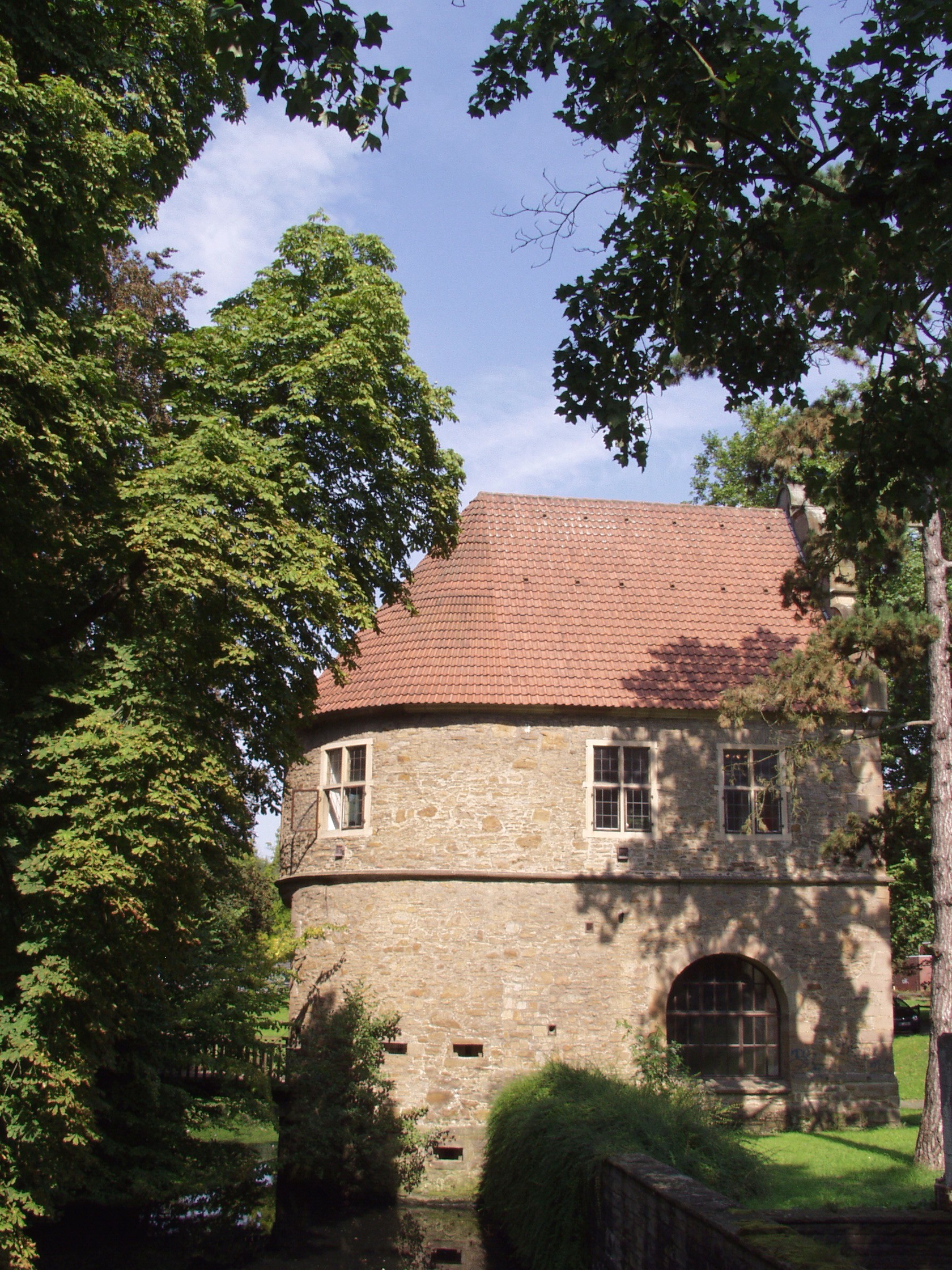 Spaziergang 1.1 Das historische Torhaus im Sommer Büchner